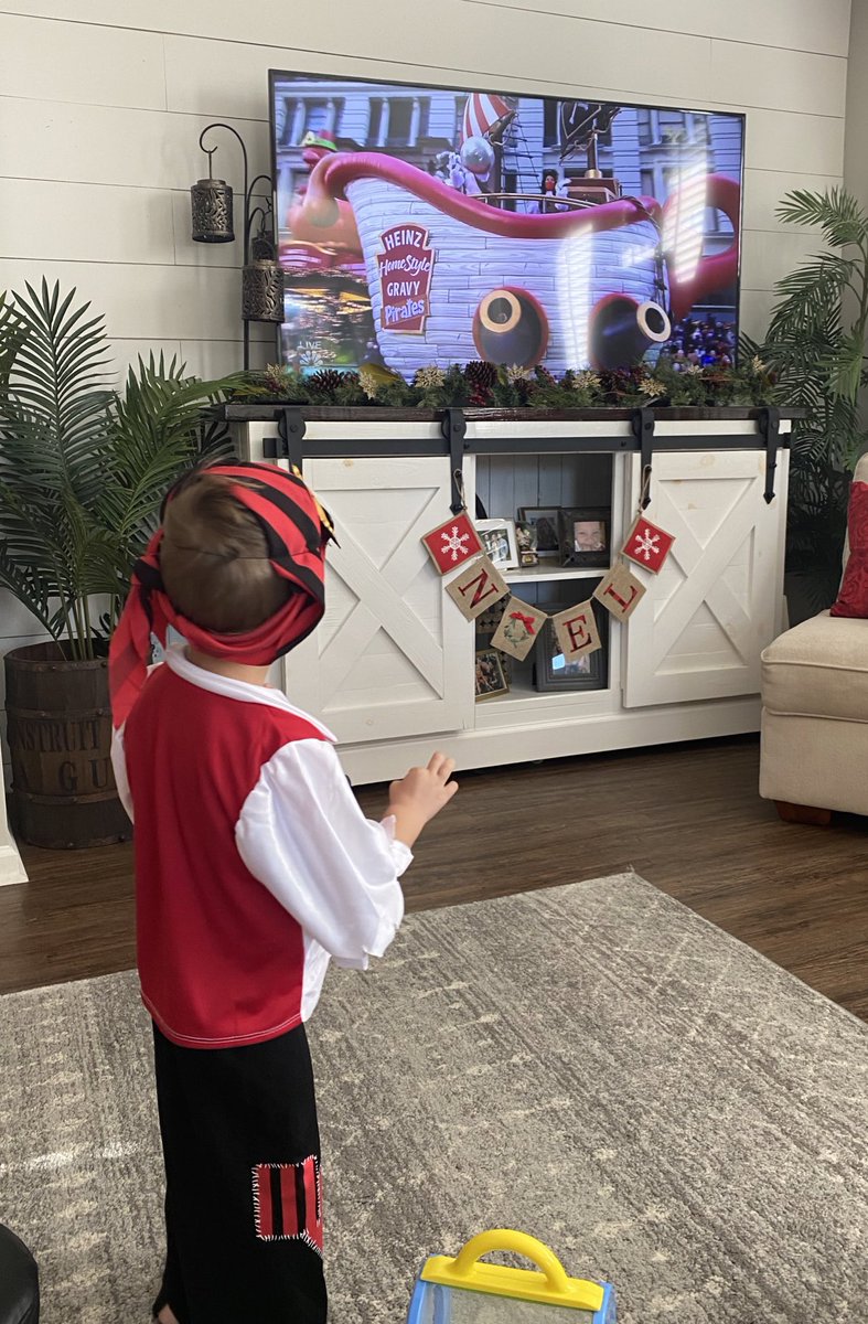 Jess_Ashcraft's tweet photo. @HeinzTweets just made this 3 year-old’s day! Happy Thanksgiving mates! @Macys #MacysParade #MacysThanksgivingDayParade #heinz @KraftHeinzCo https://t.co/V5lncAEJOO