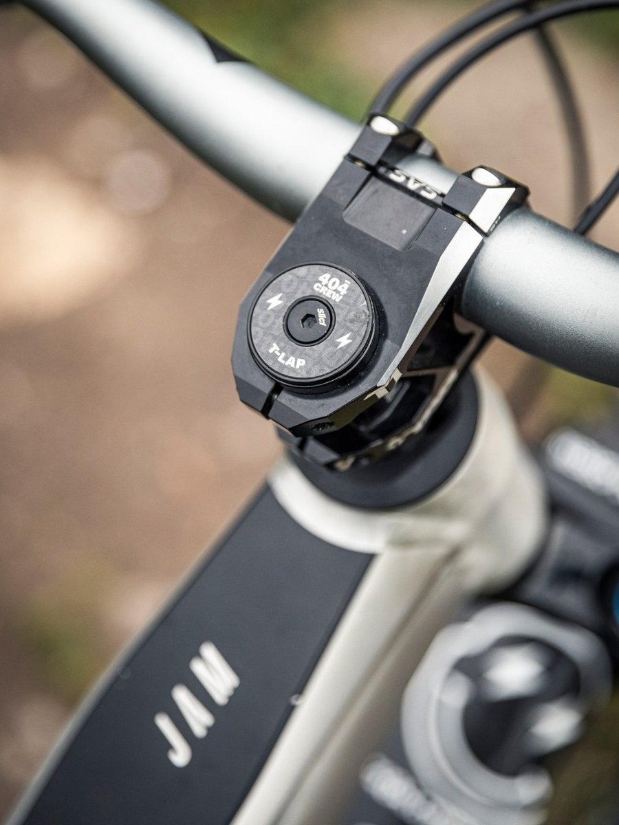 FOCUSBikes's tweet photo. THE FOCUS JAM
This customised version is ready to shred the trails with Thomas Lapeyrie 🔥

📸 Manuel Sulzer

#bike #mountainbike #mtblife #mtb #rideyourbike #mountainbikelifestyle #mtbgram #rideordie #cyclingadventures #fromwhereiride #stuttgart #allmtb #surfingtrails https://t.co/P8RUSTccUo