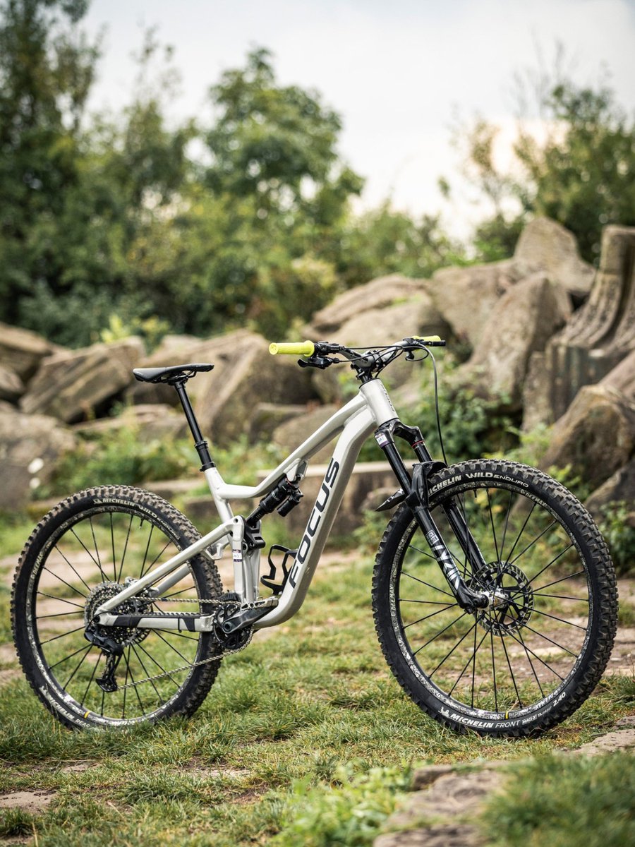 FOCUSBikes's tweet photo. THE FOCUS JAM
This customised version is ready to shred the trails with Thomas Lapeyrie 🔥

📸 Manuel Sulzer

#bike #mountainbike #mtblife #mtb #rideyourbike #mountainbikelifestyle #mtbgram #rideordie #cyclingadventures #fromwhereiride #stuttgart #allmtb #surfingtrails https://t.co/P8RUSTccUo