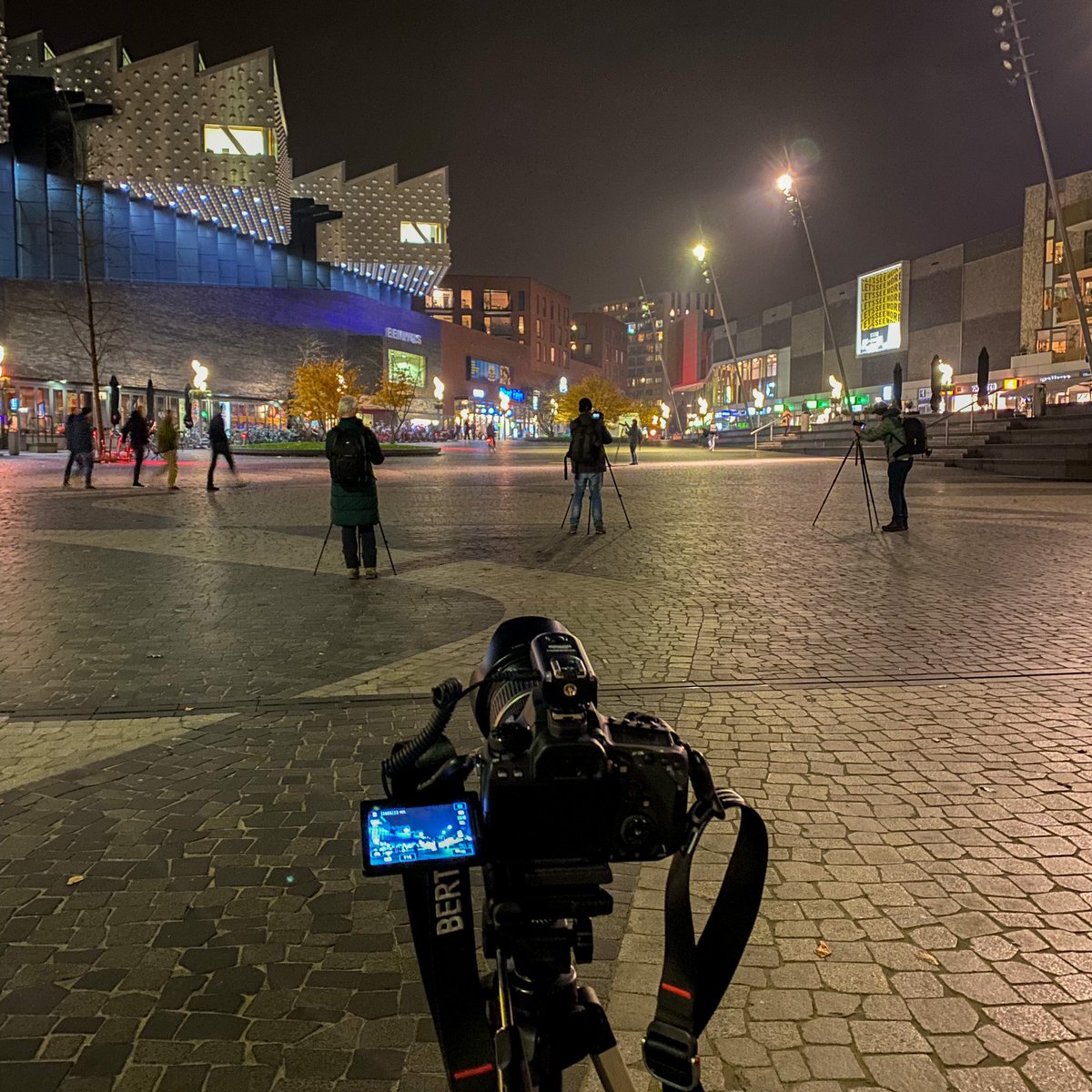 6 stuks, allen 3 potig en 1 oog. Fanatiek en leergierig. Anderen kwamen van ver, voor mij een thuiswedstrijd. We trokken gisteren door de nacht in mooi #Amersfoort. #nachtfotografie