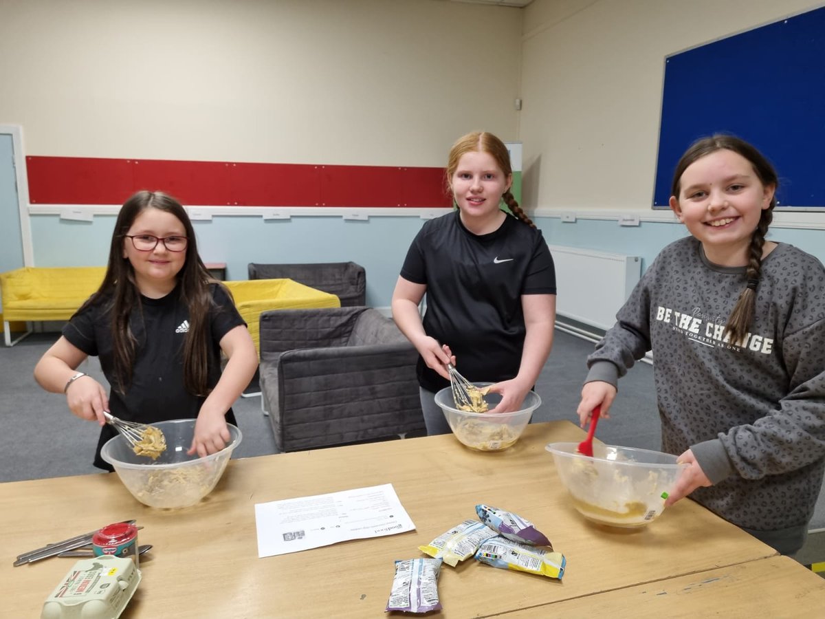 Yipworld2000's tweet photo. From baking cupcakes to cookin' cookies, the last couple of weeks at Food & Life Skill Thursdays have been amazing! Tonight gets even more interesting as we roll out the skewers π #yipworld #youthworkchangeslives #baking #lifeskills https://t.co/3uT85uz5oa