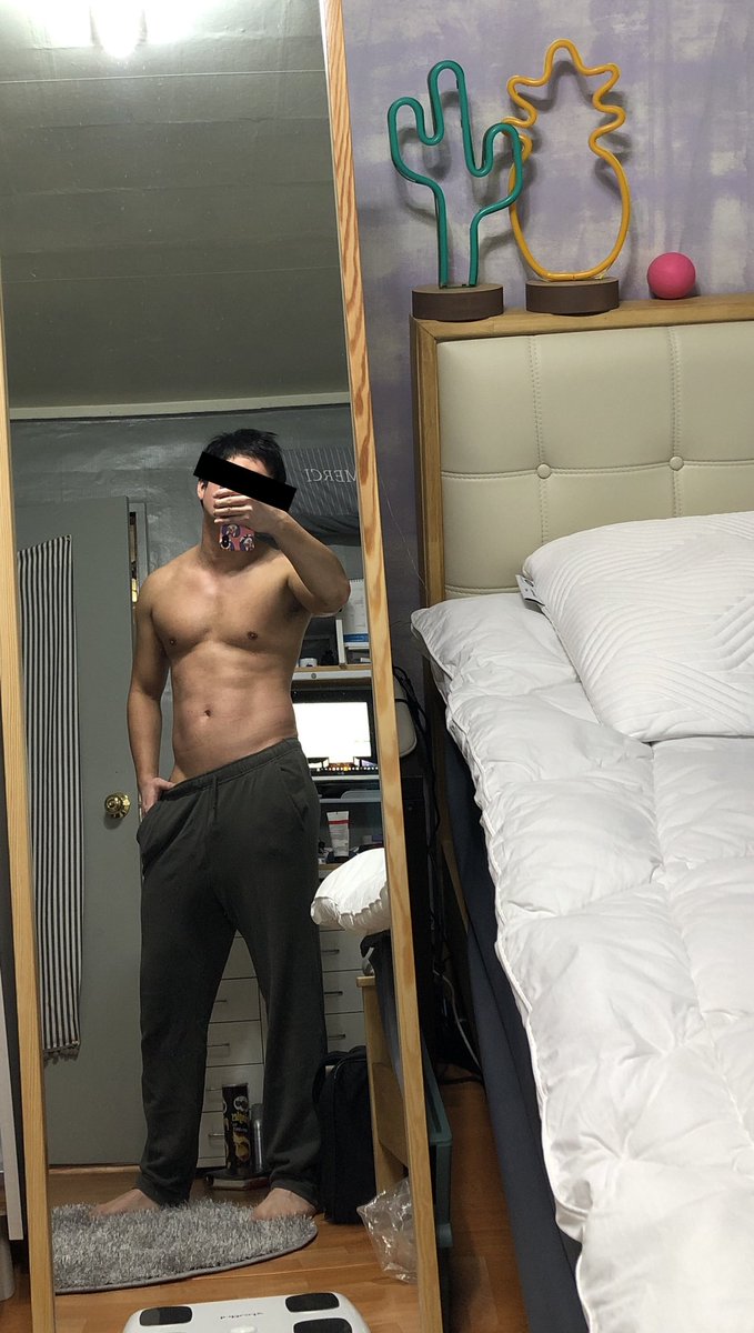 LeafRoRang's tweet photo. 코로나로 2년째 홈짐만ㅠㅠ
몸이 점점 퍼진다🙄🤣
치골도 살아있었는데 ㅋ.ㅋ 
그래도 꼬추는 그대로~ㅋ😳 https://t.co/BDKarGvM7f