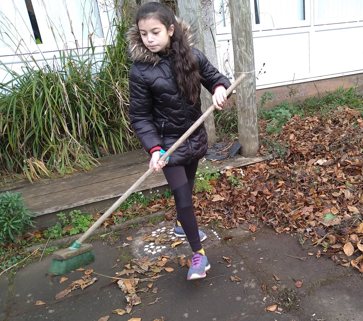 LueB15's tweet photo. @echlineprimary @MissDickson7 a small group of pupils from P6 asked to start clearing the leaves from Ross' Garden! Giving up their break time they have been hard at work with ideas for spring flowering too. Well done πππΏπͺ #teamwork #usinginitiative #outdoorexercise #autumn https://t.co/WXdHjQHnqZ