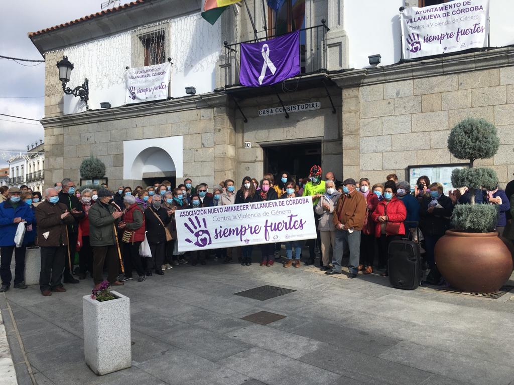 Concentración y lectura de manifiestos  a las puertas del Ayuntamiento de Villanueva de Córdoba contra la violencia de género. 25-N
