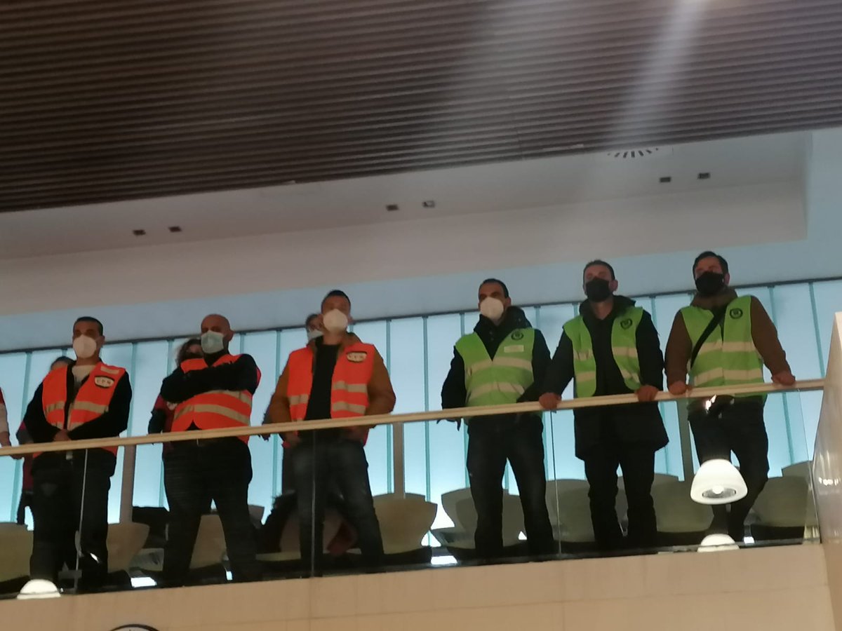 UPMLeganes's tweet photo. Los representantes de @UPMLeganes y @CppmLeganes estamos en el pleno mostrando al sr @SantiagLlorente y resto de concejales del @AytoLeganes nuestro desacuerdo con la inexistente política del Equipo de Gobierno en materia de #SeguridadCiudadana https://t.co/7H3jcYawkS
