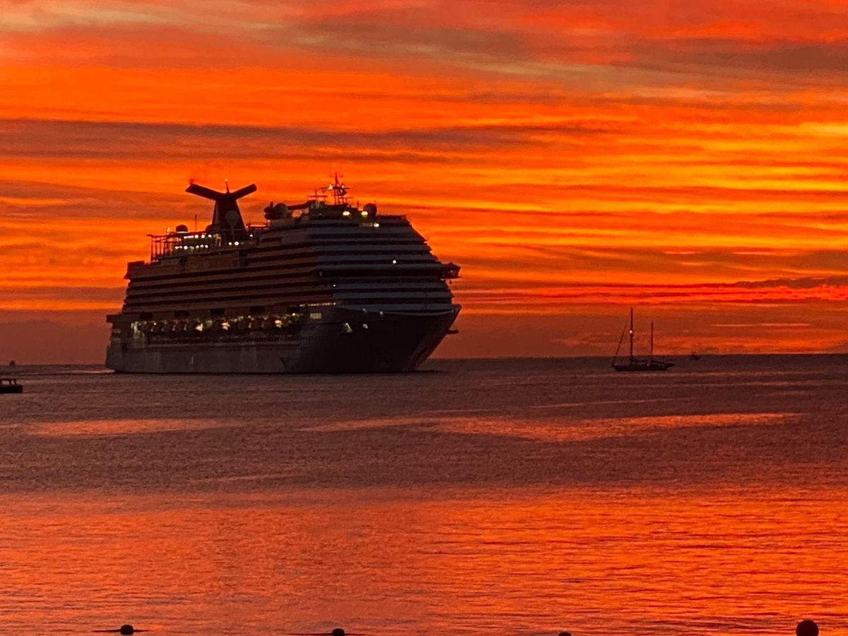 BcsMag's tweet photo. 😍 Rojo amanecer, este jueves en la bahía de #CaboSanLucas https://t.co/hTj6wM6K3u