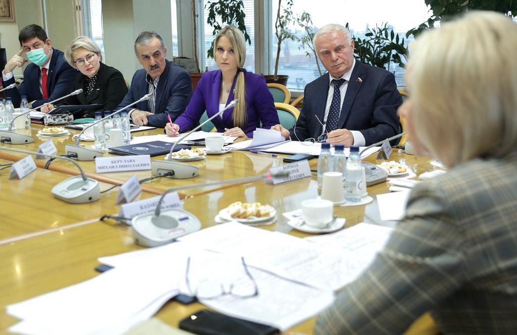 Комитет Госдумы по просв-ю поддержал поправки в ФЗ «Об образ-и в РФ» в части обязательной госэкспертизы электронных обр. ресурсов, используемых при реализации обр. программ общего образования. Цель: электронные учебники должны соответствовать ФГОС также, как их бумажные «братья».