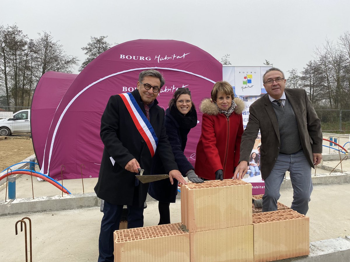 Ce matin, pose de la 1ère pierre d’une opération de 14 logements dont 6 à destination des seniors en présence de M. Davi, Maire de #Tossiat, M. Flochon et Mme Tabouret, Vice-Présidents du <a href="/Departement_AIN/">Département de l'Ain</a> et <a href="/IsabelleMaistre/">Isabelle Maistre</a>, Présidente de Bourg Habitat. #logementsocial #hlm