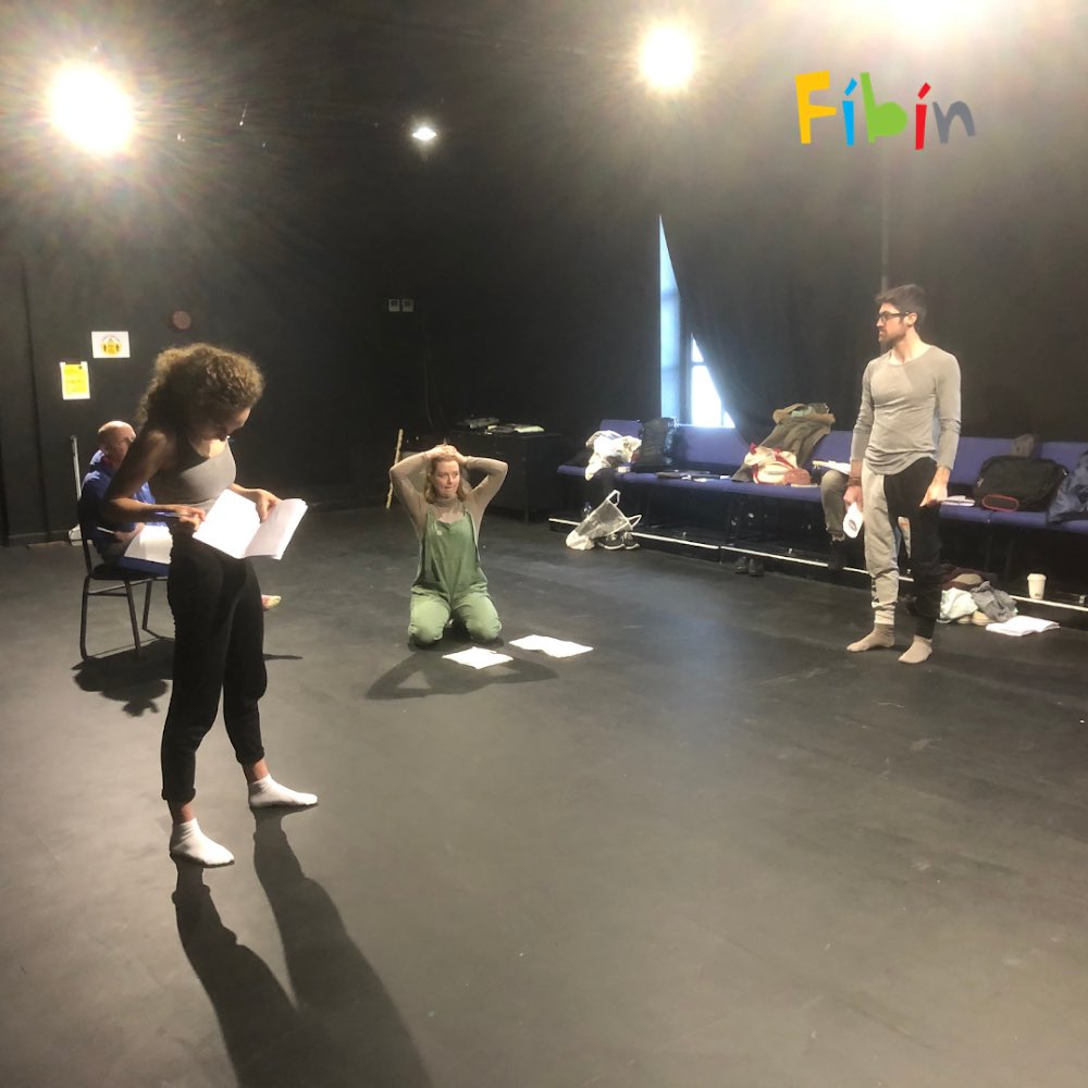 FibinTeo's tweet photo. Cupla pic ón gcleachtadh a raibh ag na haisteoirí sa Town Hall ar an Máirt! 🤩

#Fíbín #AnTaibhdhearc #Geamaireacht https://t.co/XoqGZFVO6i