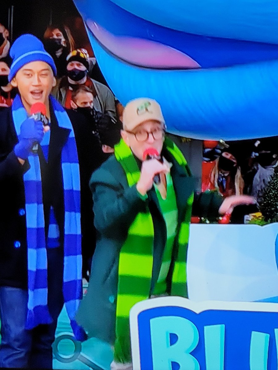 When you are waiting for minions but get Blues Clues ...  #MacysParade #bluesclues #MacysThanksgivingDayParade