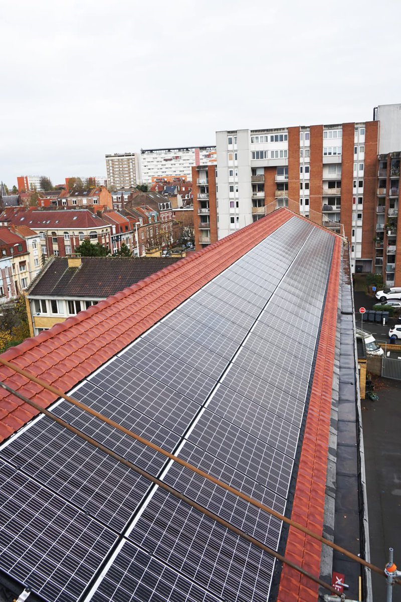 lepretre_seb's tweet photo. Cet après-midi à l école Victor Hugo de @LaMadeleine_59 pour visiter le chantier de déploiement de panneaux photovoltaïques sur la toiture de l établissement, dans le cadre du plan municipal #SOLAMAD qui constitue l’un des piliers du « Carré Magique Écologique » Madeleinois. https://t.co/EMwSypHVGv