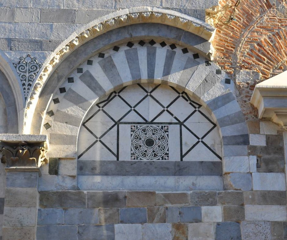 scuolanormale's tweet image. 🎨 A Pisa, sulla facciata della  chiesa di San Nicola, le geometrie dell’intarsio potrebbero essere, secondo una recente interpretazione, un richiamo esplicito alla celebre successione numerica individuata dal pisano #LeonardoFibonacci 👉 bit.ly/3HW9ian