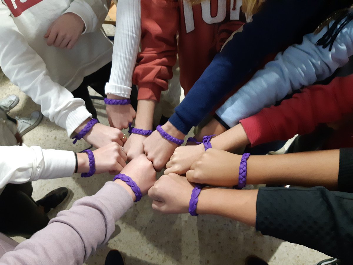 IesSanctiPetri's tweet photo. 🟣 Todos/as juntos/as contra la violencia de género. El alumnado ha realizado sus propias pulseras trenzadas de goma eva en EPVA. 🟣 #iessanctipetri #25n #díainternacionalcontralaviolenciadegénero #9meses9causas #mes2 #causa2 #prevencióndelaviolenciadegénero #escuelaespaciodepaz https://t.co/iFm7qEZNOA