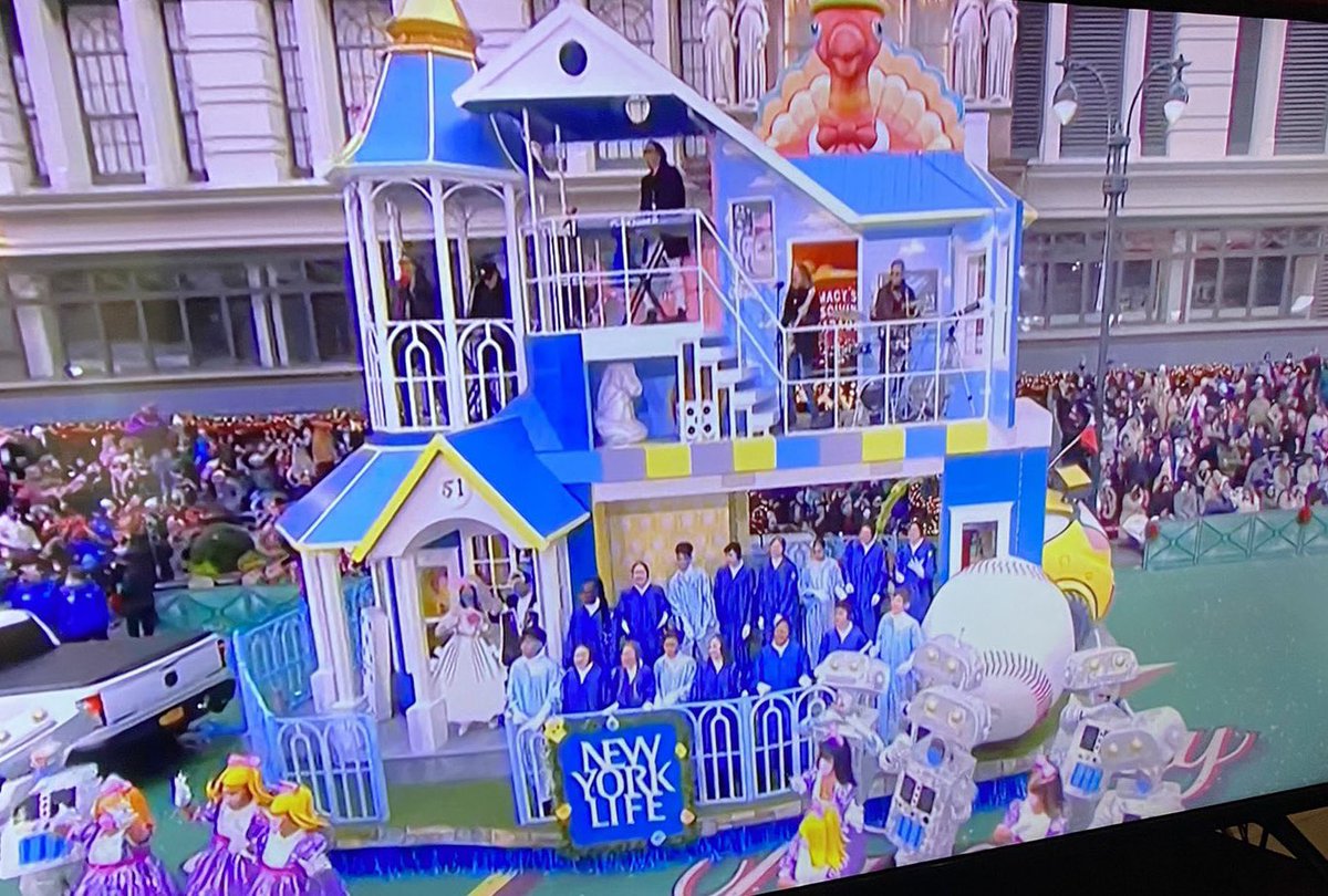 greggweiss's tweet photo. Congrats to my former colleagues at @NewYorkLife for a fun and inspiring #MacysParade float with @ForeignerMusic! #GoodAtLife #KeepGoodGoing https://t.co/2HFzEnPGEB