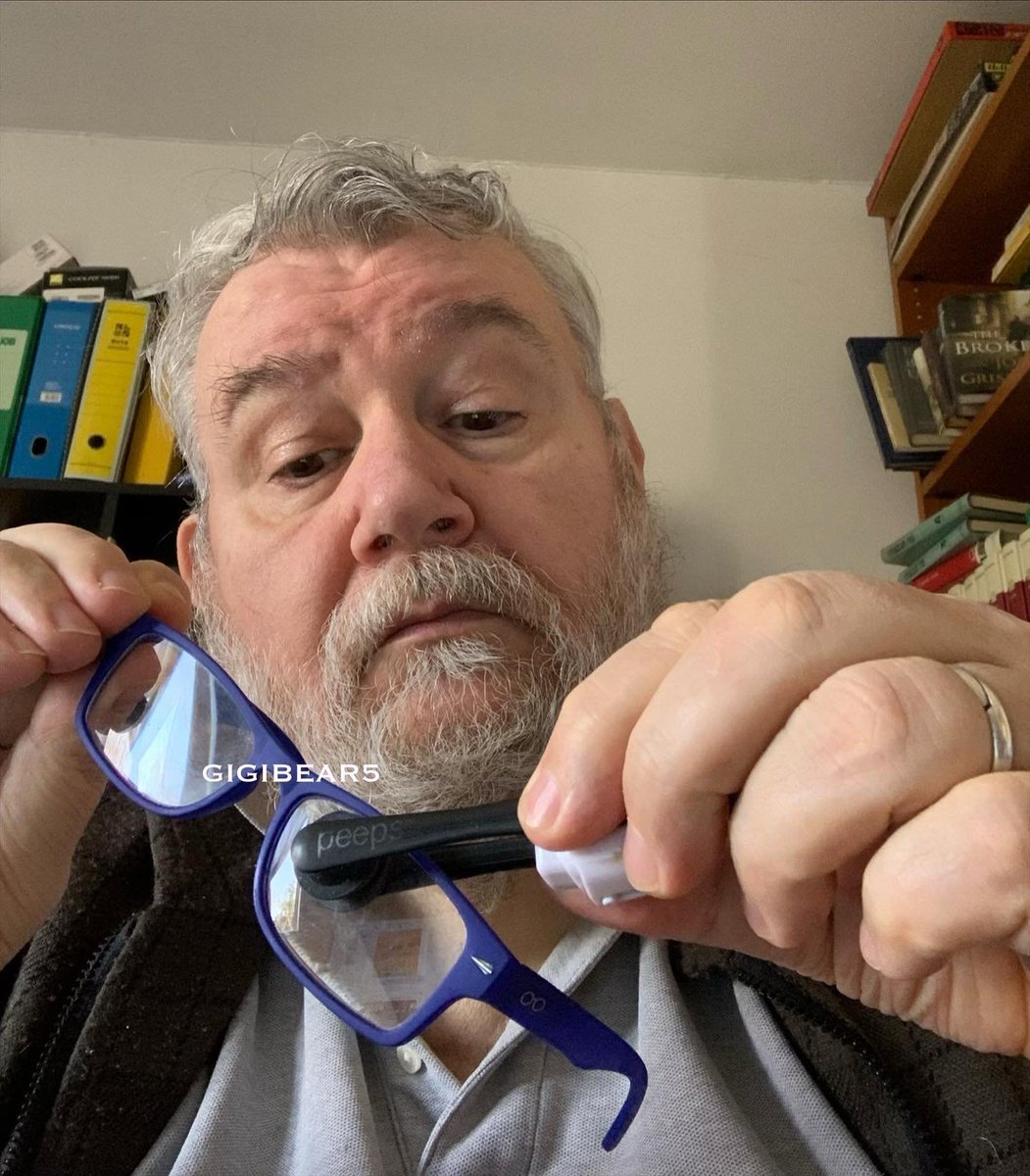Gigibear5Gigi's tweet photo. Oggi si appannano le lenti - lenses are getting tarnished today #bear #beard #daddybear #chunky #bearlife #bearstyle #bearpower #beardoby #bodypositivity #lgbtq #loveislove #bearsofinstagram #maturegay #polargay #uominidipeso #panza #rainyday #bringhappiness #ageisjustanumber https://t.co/QxKXHmHqrH