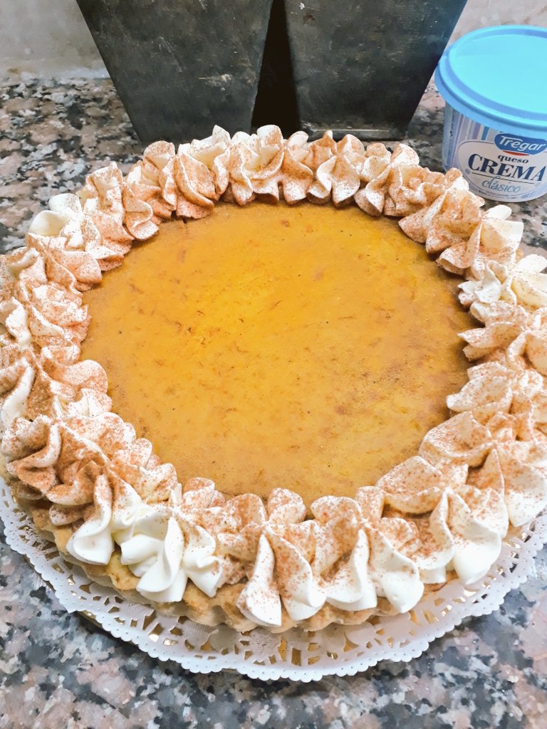 Hoy en EE UU se celebra Thanksgiving o Día de Acción de Graciad, es una fiesta americana que no tiene enlace con ninguna religión, es simplemente para celebrar familia, amigos y buena salud. 

La tradición dice que no puede faltar el Pumpkin Pie, el mío lleva queso  <a href="/TregarOk/">Tregar</a>