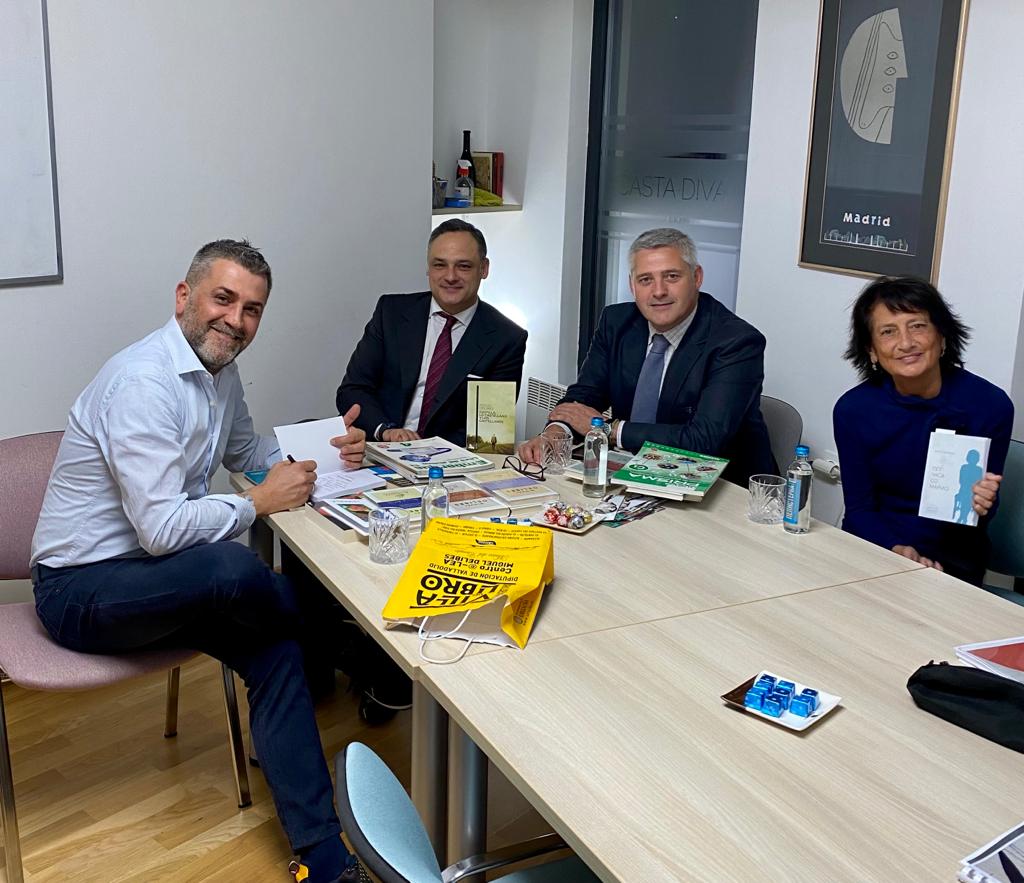 MiguelFundacion's tweet photo. Elisa Delibes y @fzamacola se encuentran de viaje en #MacedoniadelNorte difundiendo y promocionando la figura de #Delibes y las actividades de la Fundación.Todo gracias a la programación cultural de la @EmbEspSkopje y al embajador José Luis Lozano.#EscuelaCastaDiva #traducción https://t.co/Hxpe2NeY7C