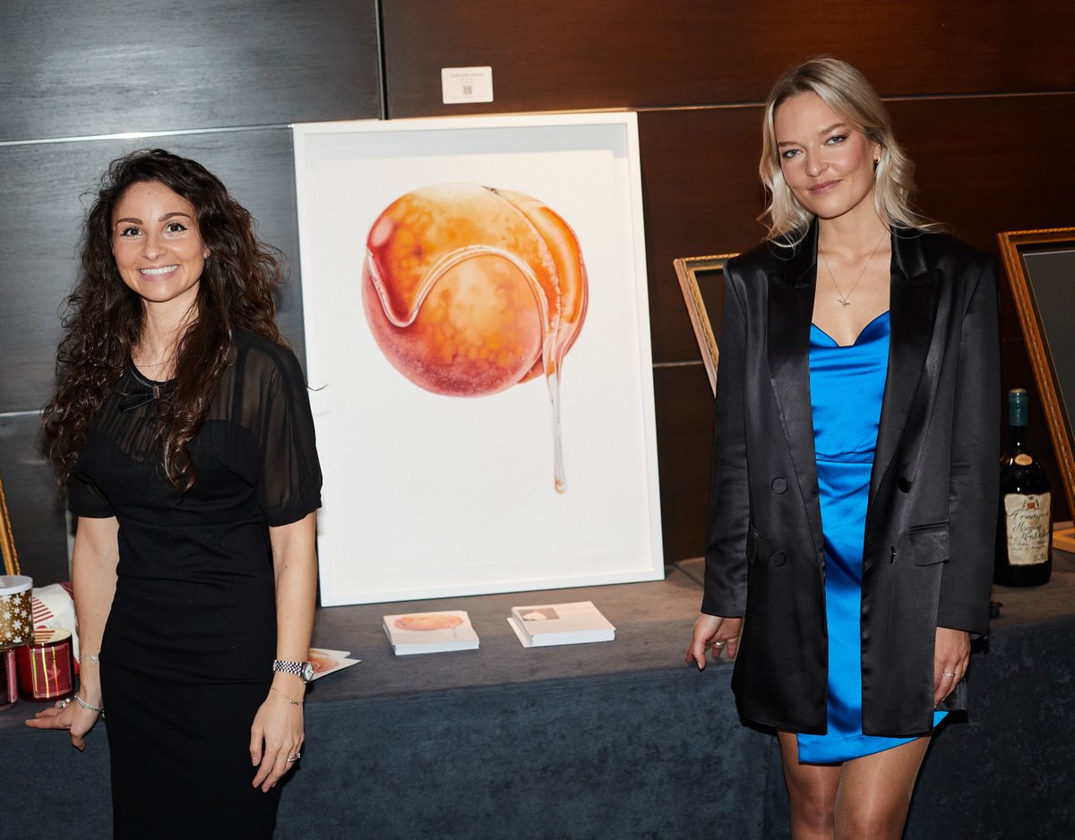 CarolineMotiv8's tweet photo. I am delighted to announce @GabriellaAnouk's first ever NFT in collaboration with @LondonTradeArt,  together with a signed limited edition Giclée print of #PEACHY, and VIP invitation to Gabriella's Solo Exhibition in January, raised £7,125 for HFC charity at their London Gala. https://t.co/SakLM7Tya2