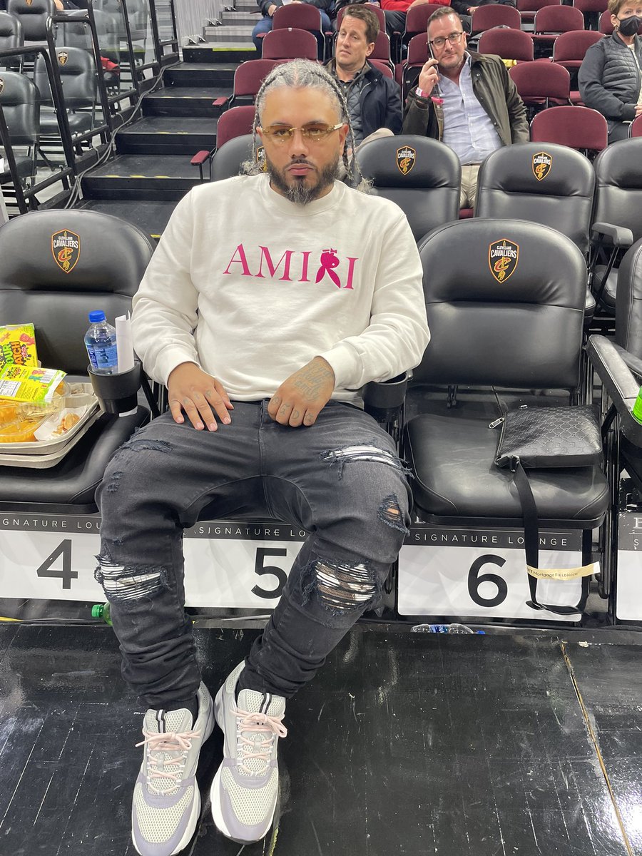 OhioRoadRunner's tweet photo. LOOK HOW THEY LOOK BEHIND ME 🤣🤣 who this lil nigga sitting courtside 😒 ahahahaha 🤣🤣🤣🤣🤣🤣🤣 https://t.co/3C0tmujnuj