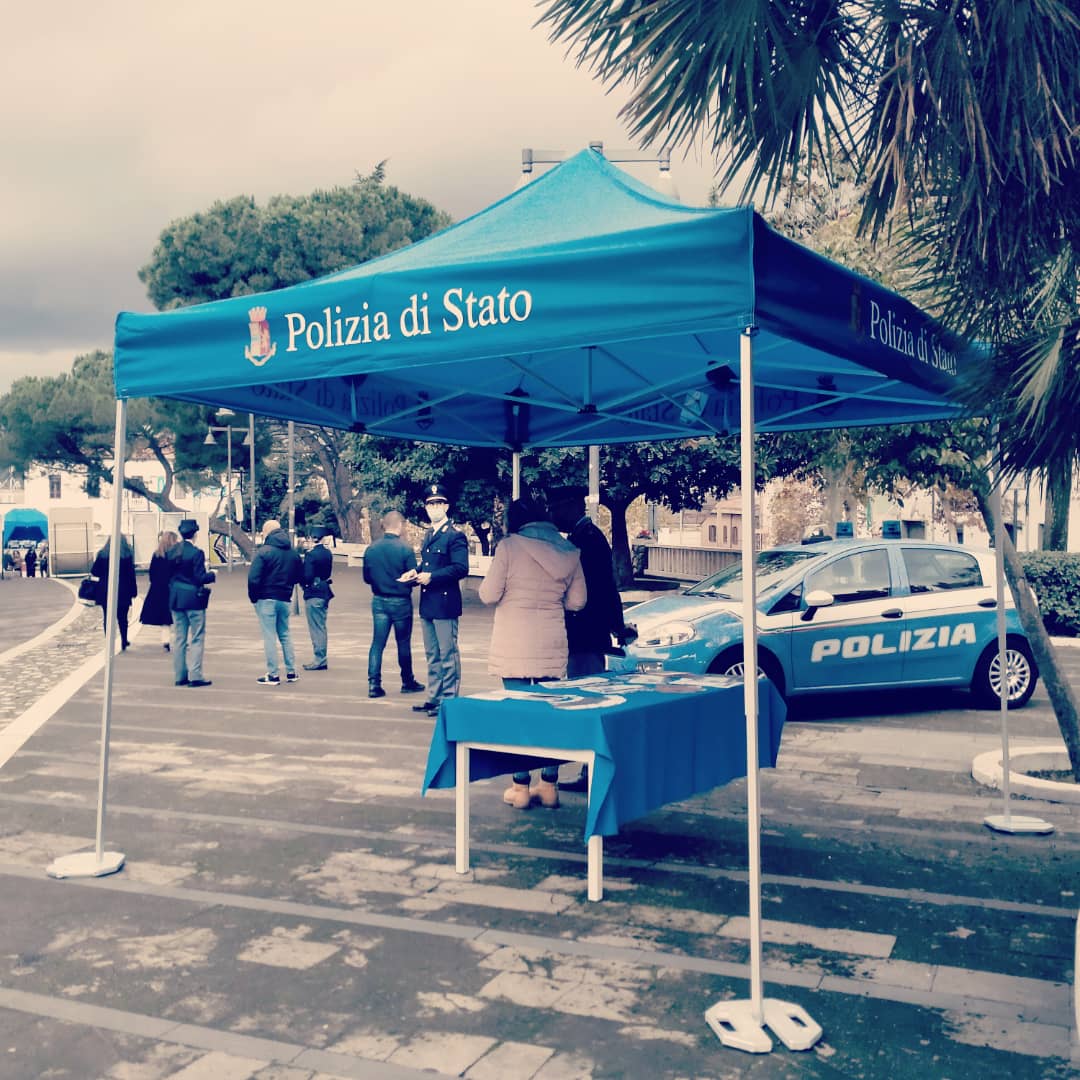 CamSardegna's tweet photo. Questo non è amore" 
#poliziadistato
Insieme contro la violenza sulle donne.
#Noicisiamo #camsardegna #sempresente https://t.co/SkkkBprn5H