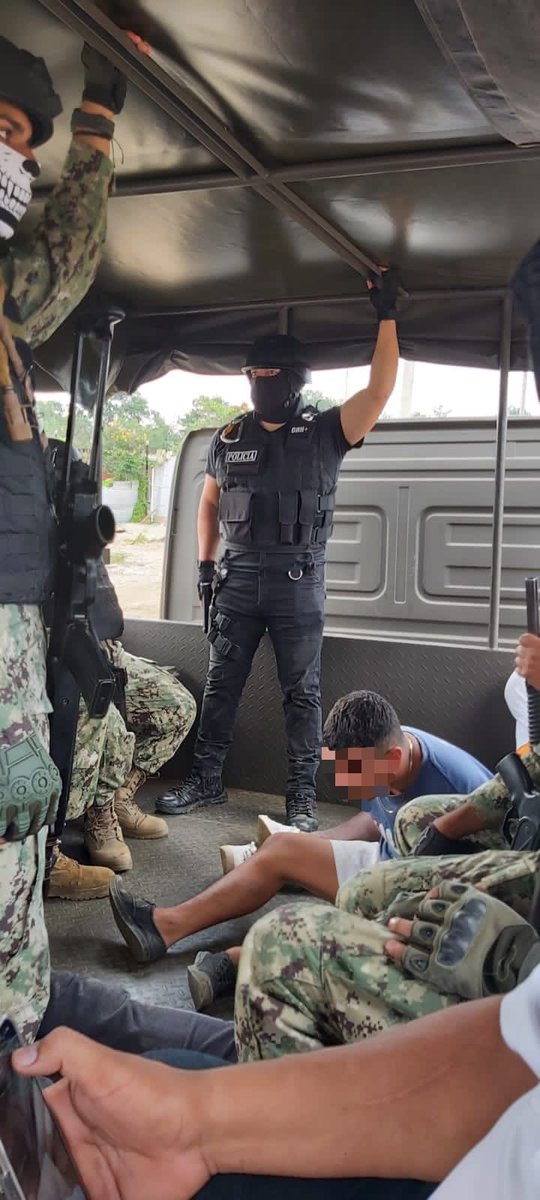 armada_ecuador's tweet photo. #PuertoBolivar | @FFAAEcuador a través de la #ArmadaEcuatorina en coordinación con la @PoliciaEcuador aprehendieron a 3 personas que tenían boleta de captura por asesinato y extorsión al sector pesquero y camaronero, https://t.co/bUpfURoQCN