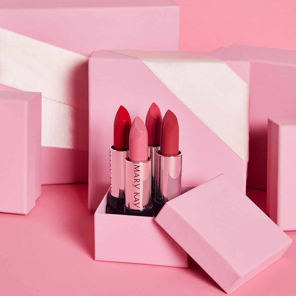 MaryKay's tweet photo. It’s the day of thanks (and) giving.  
What are you most thankful for today? ❤️ #MKPinkWeekend https://t.co/aPc0vgetij https://t.co/qX8PgUPbOP