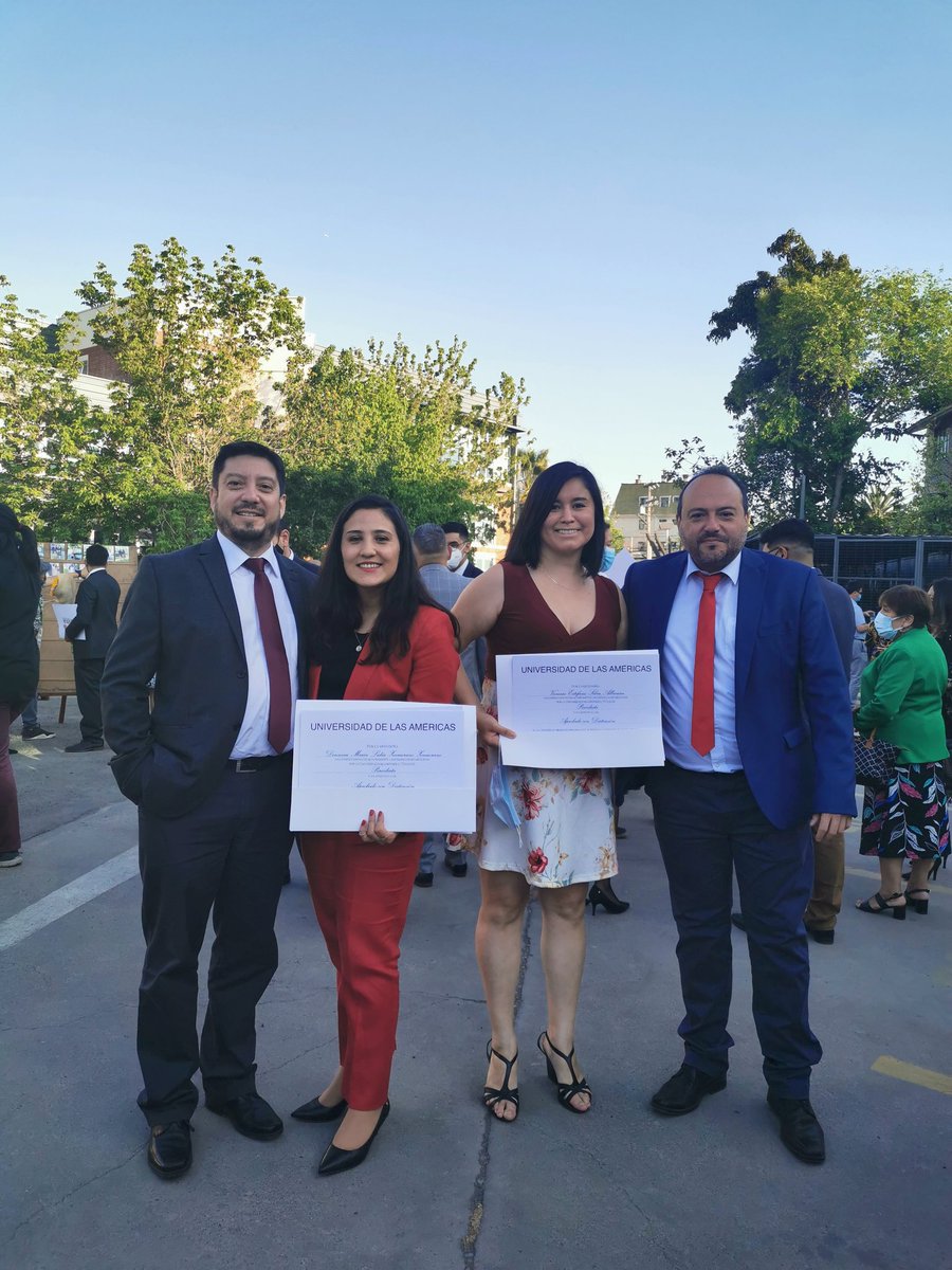 Dennissez's tweet photo. Ayer con @Vanexvaldivia en nuestra ceremonia de titulación de Periodismo, la foto con los profes @IPerezTuesta y @gutierrezpato... Gracias por estar siempre para los alumnos, siempre con buenaos consejos y siempre con una sonrisa👏 #buenosprofes #ComunicadoresUdla @COMYARTESUDLA https://t.co/mnNRBXk1Ln