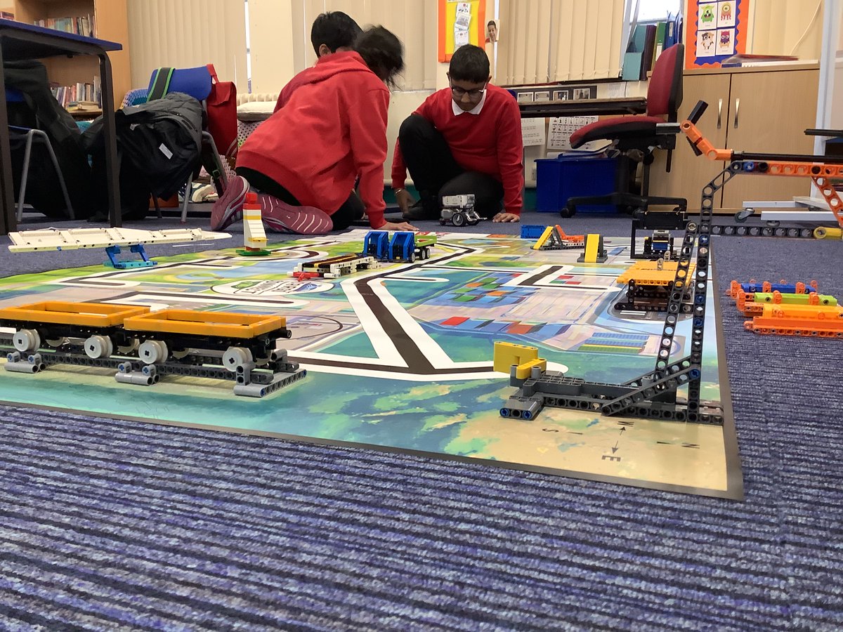 MayflowerPSch's tweet photo. Year 5 and 6 are working hard @firstlegoleague this evening to get our Mission Models finished and placed correctly on the Game Mat.
We’re also getting to grips with programming the robot!
#CargoConnect 
#RealWorldProblem
@FLLUK https://t.co/ozNhDaoeXr
