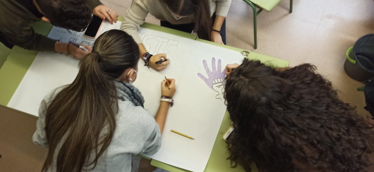 InsGabriela's tweet photo. Alumnes de 2n de batxillerat han reflexionat sobre el dia d'avui i l'han reivindicat en un eslògan.
#somgabriela♀️#violènciadegènere #violènciamasclista #25n #LesEscolesLliuresDeViolències #ProgramaCoeducat #desemmascarem #noésno https://t.co/qQ0rS6Cj1A