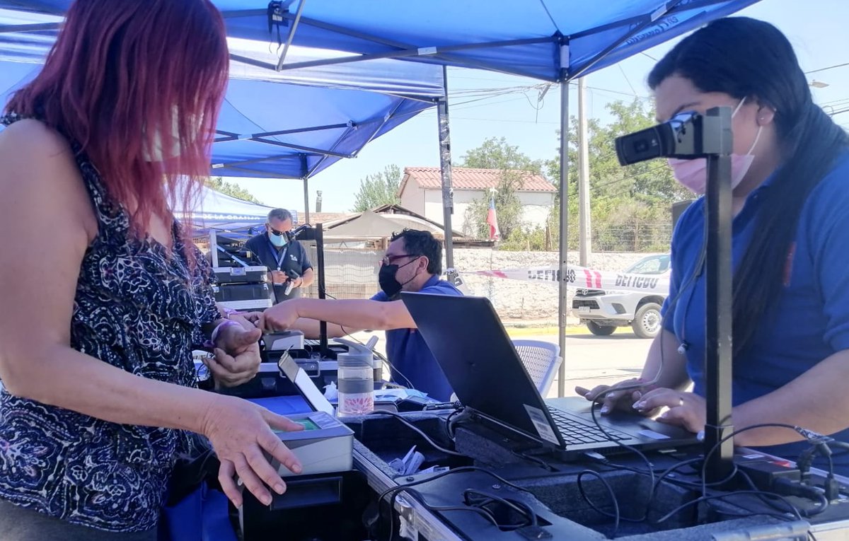 RegCivil_RM's tweet photo. Al servicio de las personas: equipo móvil metropolitano @RegCivil_Chile atendiendo solicitudes de Identificación a asistentes a Feria de Servicios #YoMujer @Gobenterreno en @Muni_LaGranja https://t.co/Og6TaTHK7Q