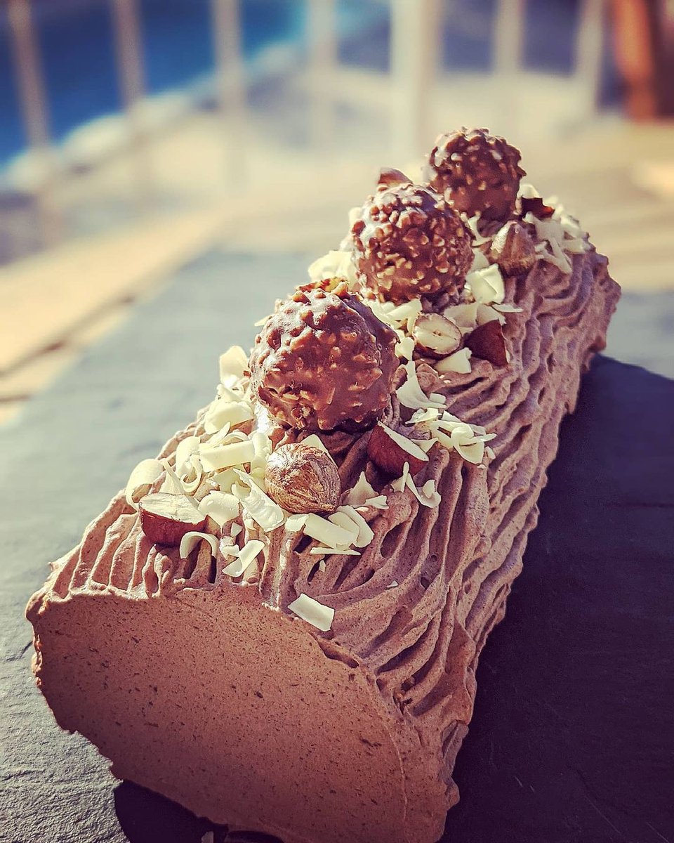 EISFformation's tweet photo. On dirait bien que nos apprenants commencent à préparer les fêtes ! Voici la #bûche de @Caroandthecakes : génoise vanille, crème pâtissière praliné et ganache montée chocolat noir. Et vous, c'est quoi votre dessert de #Noël préféré ? https://t.co/N5iBZaLwe8 #CAPpâtissier https://t.co/HQOzjV5VJp