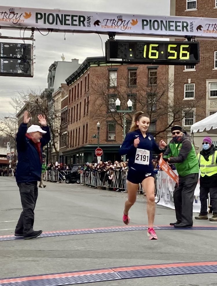 Bravo Danielle Jordan from Seattle, Wash., our 5️⃣K female winner! ⁦👏🏆 ⁦@TroyCityHall⁩ ⁦@MayorMadden⁩ ⁦@I_LOVE_NY⁩ #TroyTurkeyTrot #TurkeyTrot #EnjoyTroy