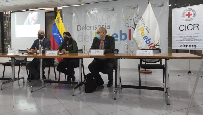 mippci_ven's tweet photo. #EnFotos 📸 | La @Defensoria_Vzla junto al @CICR_ve realizan taller para servidores públicos sobre: Protección en el CICR, uso legítimo de la fuerza por funcionarios encargados de hacer Cumplir la Ley, Introducción al Derecho Internacional Humanitario.
#ComunicaciónPopularActiva https://t.co/QBxd8H6IhT