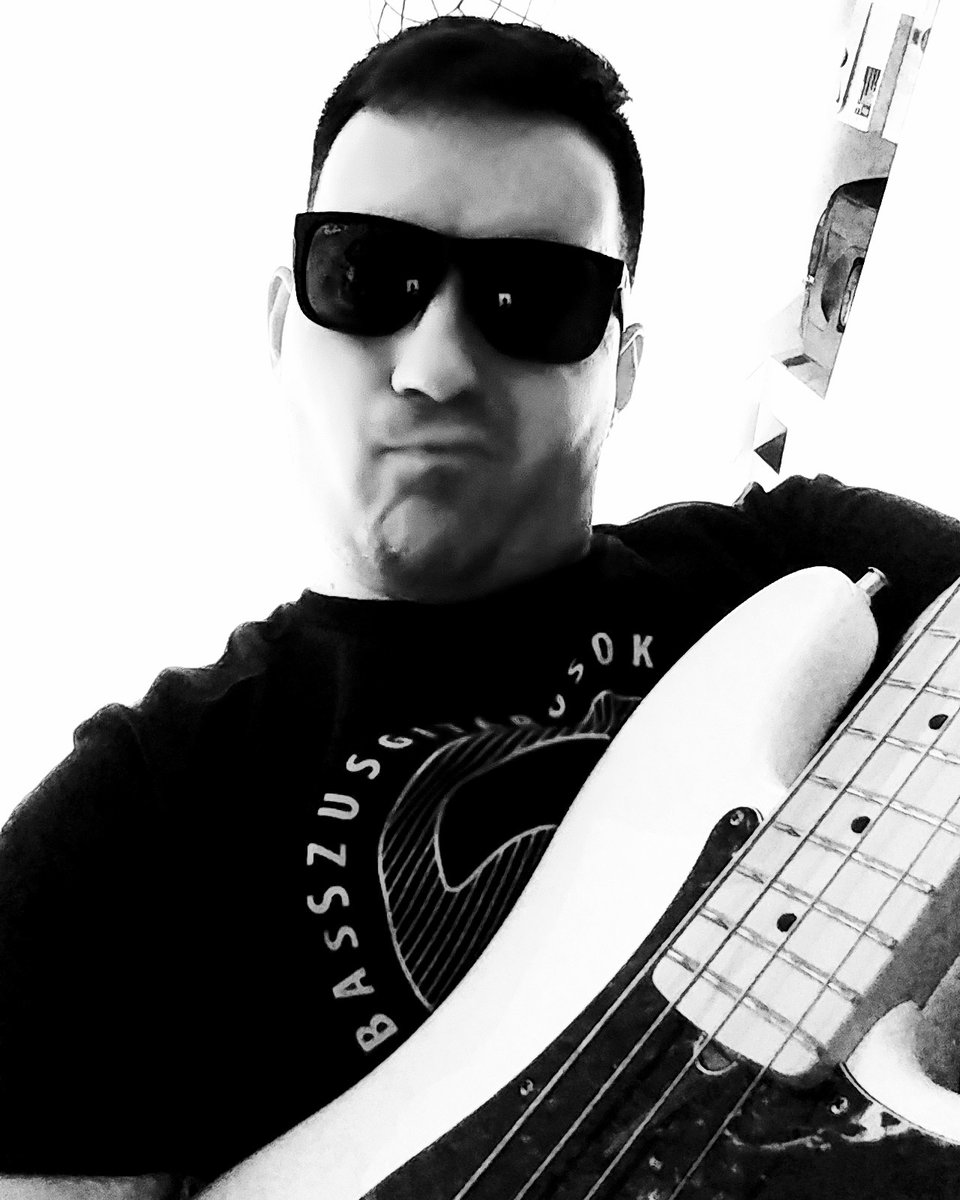 thedaysrun's tweet photo. Our photo of the day with Przemi and his bass 🎸🇵🇱

#bass #bassist #bassistsofinstagram #polishboy #sunglasses #fender #fenderbass #blackandwhite #newrelease #thedaysrun #closeup #photooftheday https://t.co/uvwVdJd1CY