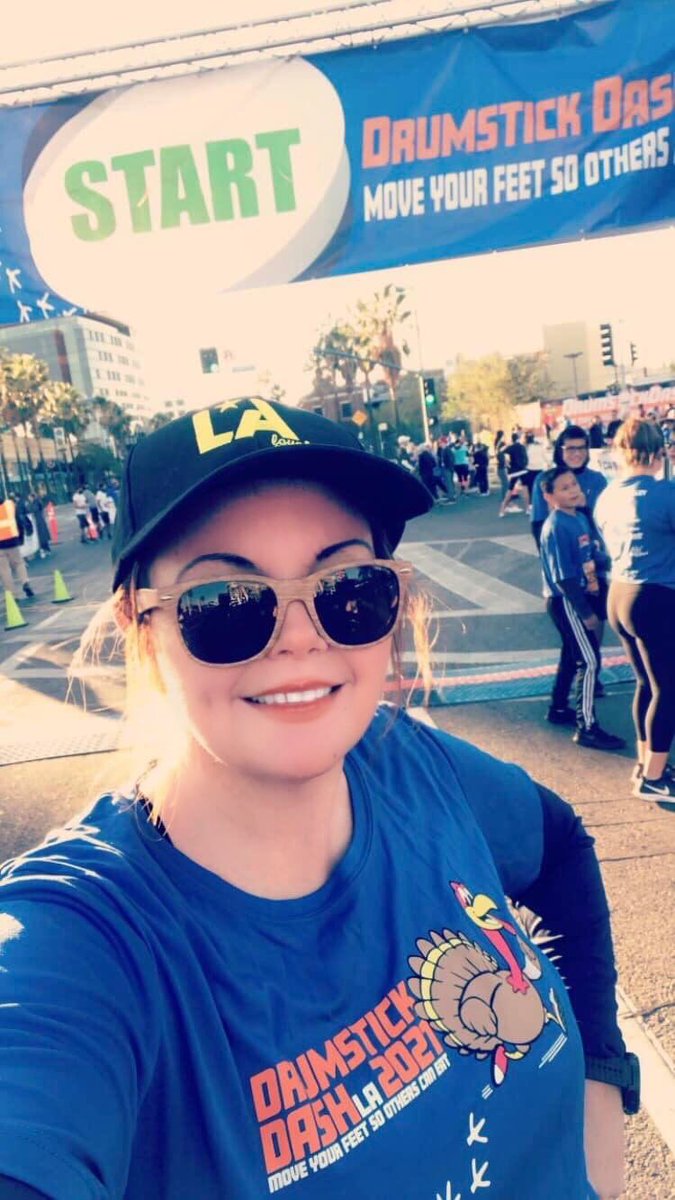 sharecherrie's tweet photo. Good morning from North Hollywood! I’m here about to run a 10K on Thanksgiving morning call drumstick dash LA! See you at the finish line! Happy Thanksgiving everybody 🍁￼ #fitness #athlete #marathon https://t.co/NW6OHAz6N7