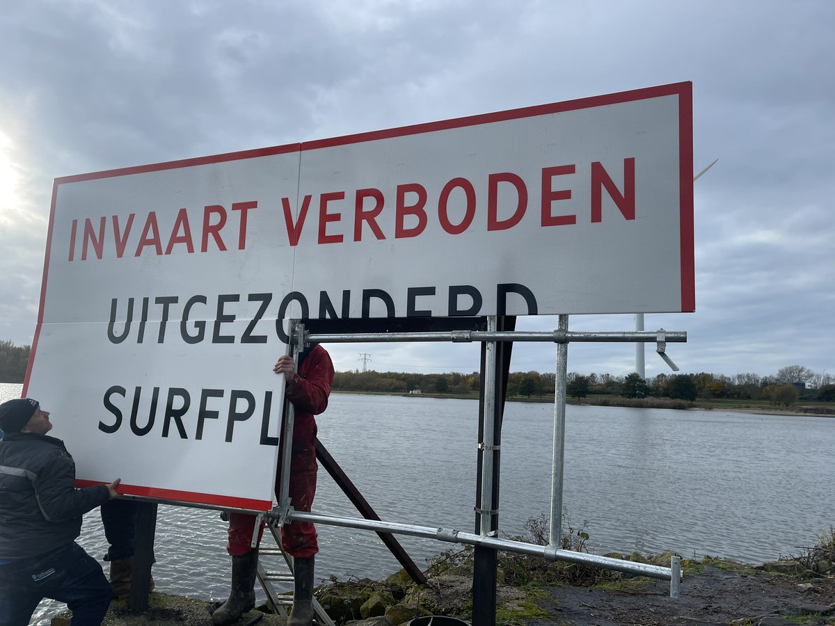 debanaan's tweet photo. @Sportvisserijzw hebben jullie contact met @rws afdeling water? Na 40 jaar word er een nieuw bord geplaatst op de punt van de pier maar met dezelfde tekst van toen, slaat nergens op in deze tijd. Zeker nu met de Trailerhelling De Banaan die veel gebruikt word. #blunder @debanaan https://t.co/H9pM6bD6pA