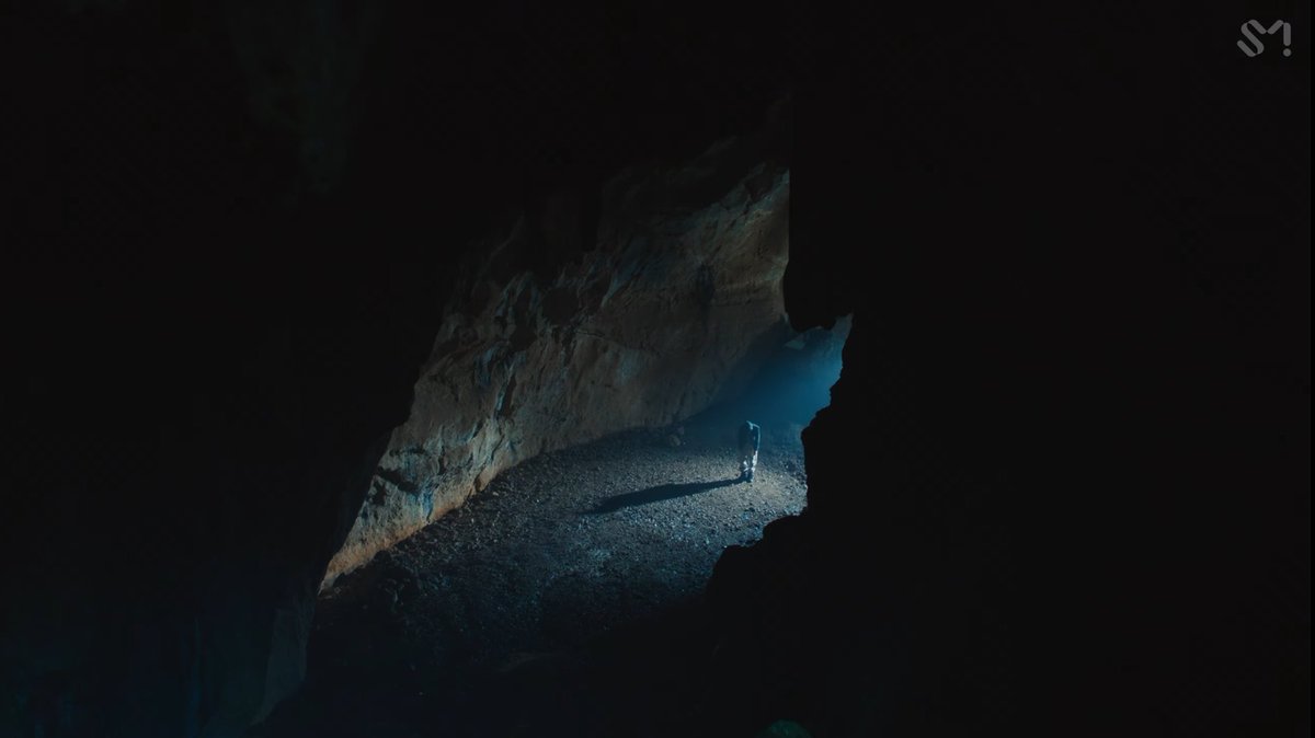 Burdaki renkleri gorur gormez aklima don't fight the feeling de her uyenin bulundugu gezegendeki arka plan renkleri aklima geldi?? Buyuk ihtimal Jongin kaybolmus,uyeleri ariyor ve halusinasyon goruyor.Hatirlayabilmeniz adina uyelerin photoshootlarini alta birakicam :)