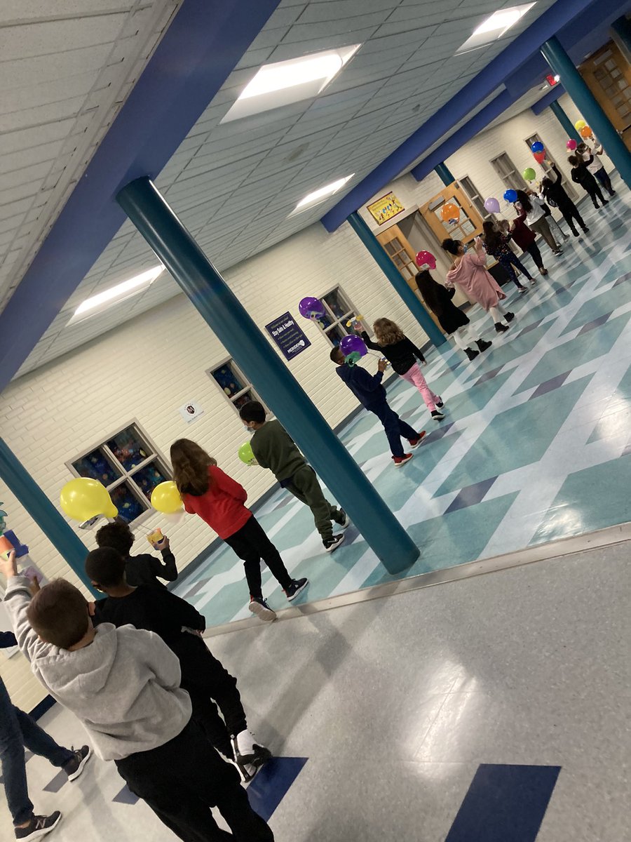 FromVicToFit's tweet photo. It was a wonderful Wednesday at Benjamin Franklin Elementary and getting to see @cjg2510 Mrs Gunderson’s class have their character hot air balloon parade! So many smiles! @MeridenK12 @benfranklinschoolmps #havefun #funatschool #balloonparade #reachyourstudents https://t.co/09gOHroD2m