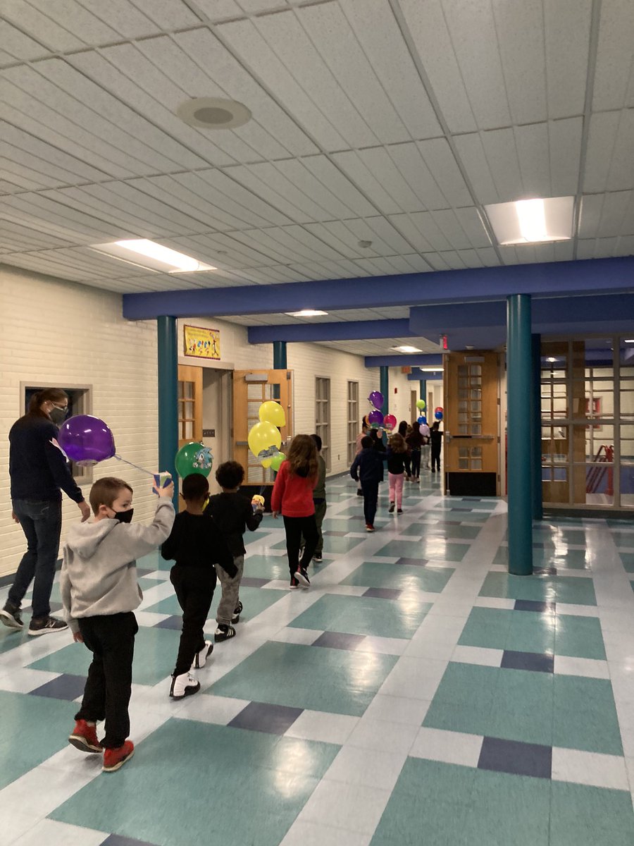 FromVicToFit's tweet photo. It was a wonderful Wednesday at Benjamin Franklin Elementary and getting to see @cjg2510 Mrs Gunderson’s class have their character hot air balloon parade! So many smiles! @MeridenK12 @benfranklinschoolmps #havefun #funatschool #balloonparade #reachyourstudents https://t.co/09gOHroD2m