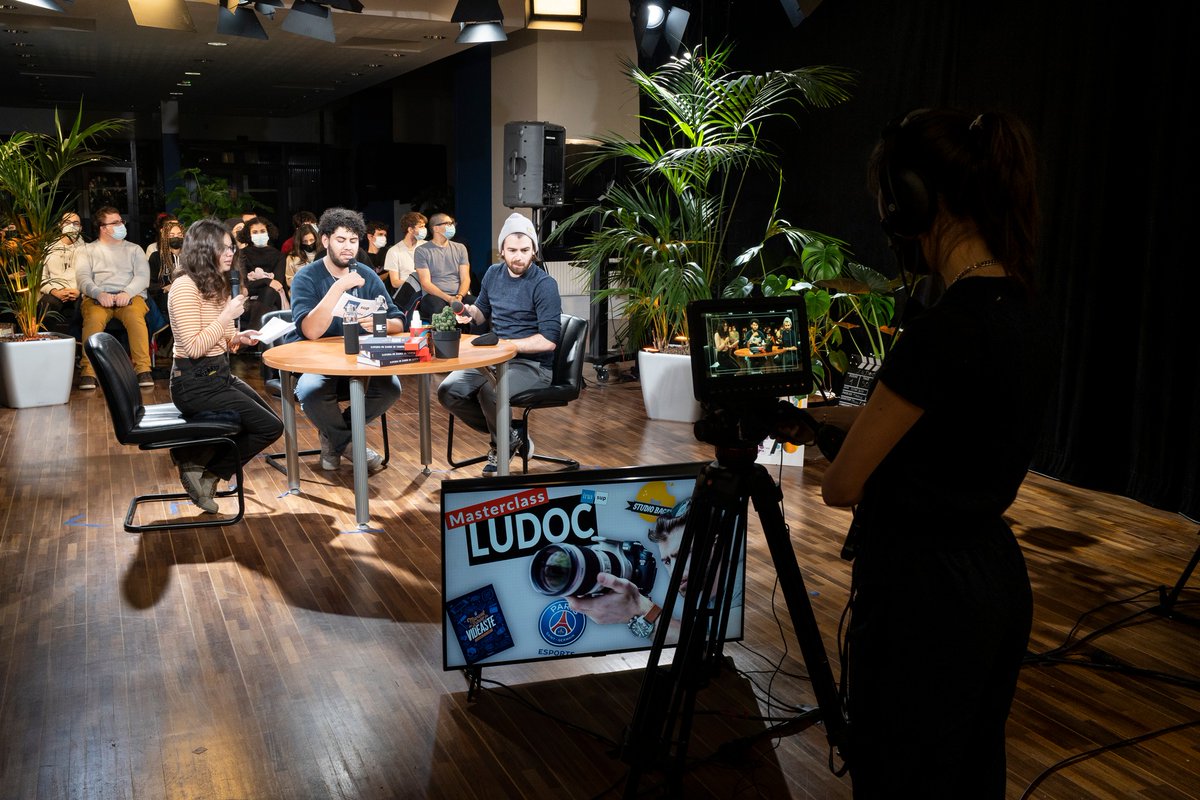 Ina_audiovisuel's tweet photo. 🙏 Merci à @Ludoc d'être venu à l'INA, à la rencontre de nos étudiants de la #classealpha ! 

Le réalisateur du @StudioBagel s'est prêté au jeu de l'interview pour inaugurer nos masterclass INAsup et partager ses expériences de l'#audiovisuel 🎥
https://t.co/EjsXJzs4Cg https://t.co/Gr4Y3UJRKB