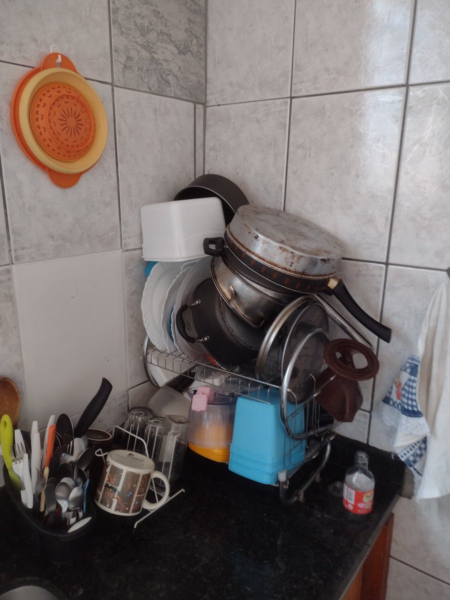 kadjoman's tweet photo. se você parar pra pensar, lavar louça envolve conhecimentos de matemática, física, química, biologia, geografía, educação física e raciocino lógico.

além de, é claro, arte.

(louça sobre pia, 2021) https://t.co/Lf101gUrsx