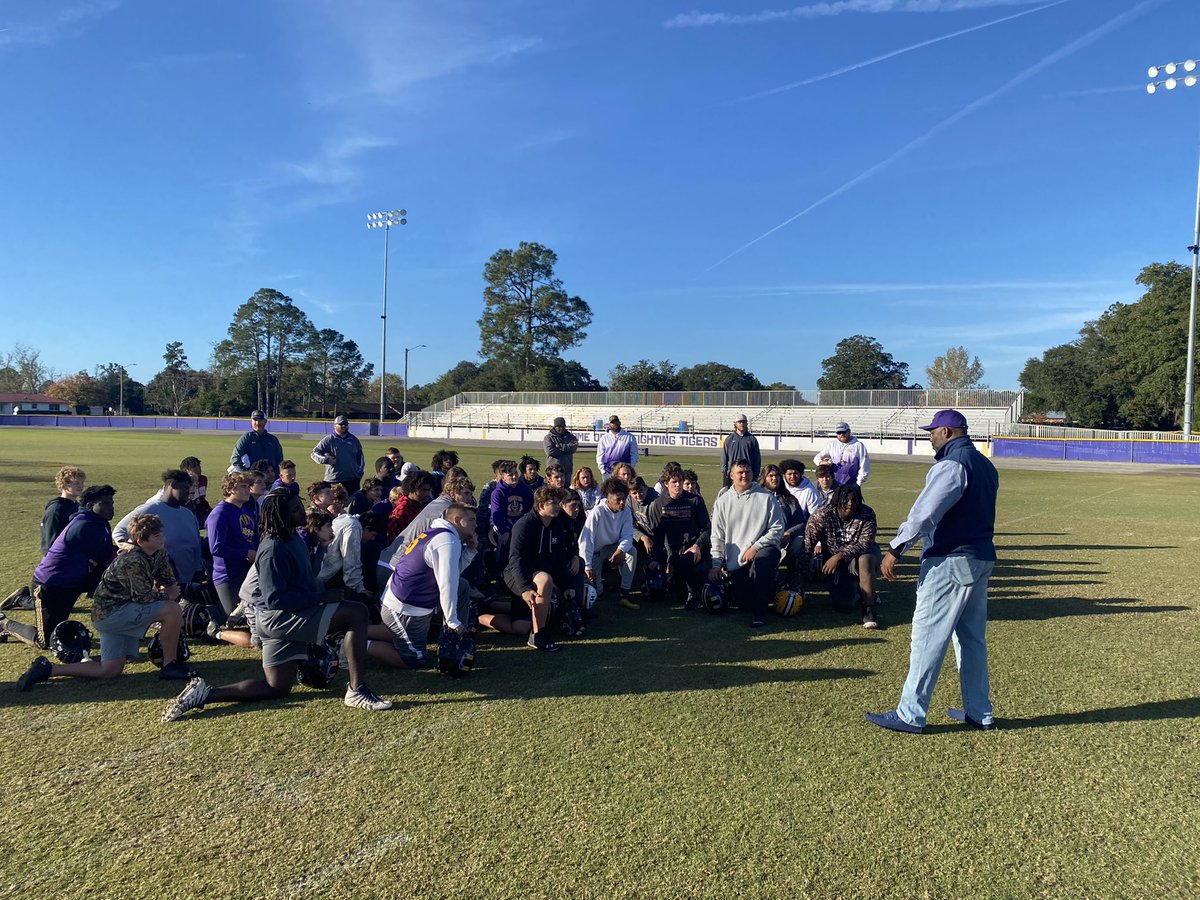 UCH_Football's tweet photo. Making it a Tradition, Thanksgiving practice and breakfast! Thanks to Rondell Huggins and Charles Howard for taking time to speak to the Tiger Family! #BBIB #THDB https://t.co/HnNjHTackM