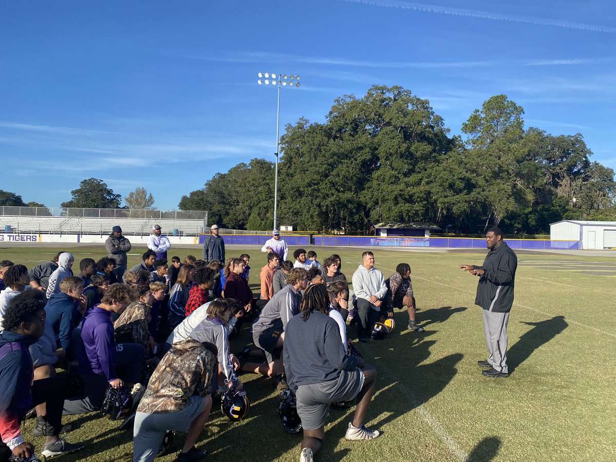 UCH_Football's tweet photo. Making it a Tradition, Thanksgiving practice and breakfast! Thanks to Rondell Huggins and Charles Howard for taking time to speak to the Tiger Family! #BBIB #THDB https://t.co/HnNjHTackM
