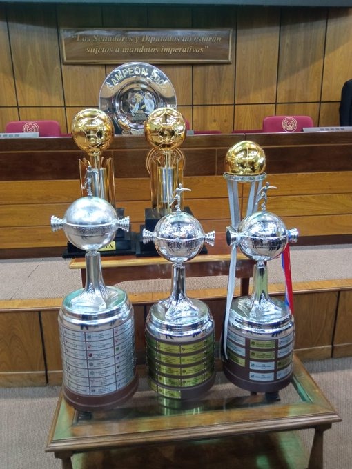 FALG1080am's tweet photo. Osvaldo Dominguez Dibb recibió de la Cámara de Senadores un reconocimiento por su destacada trayectoria como dirigente deportivo nacional #Olimpia #AM1080 https://t.co/pnxPCoincN