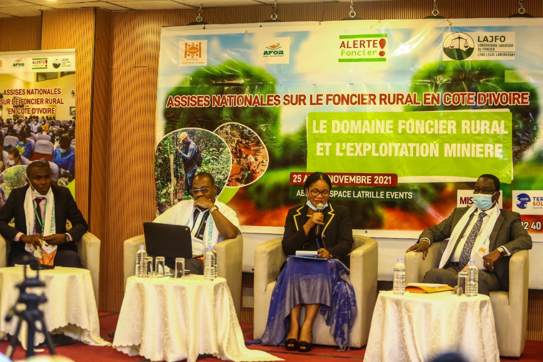 FredericGoreBi's tweet photo. Le panel 2 des Assises sur le foncier rural (#ANFR21) va plancher sur les points suivants :
1-Les éléments de cohérence &amp; de divergence entre droit foncier, le droit minier &amp; le droit de l’environnement
2-Le marché foncier rural ds le domaine d’exploitation minière @AlerteFoncier https://t.co/IOFsPKnhmJ