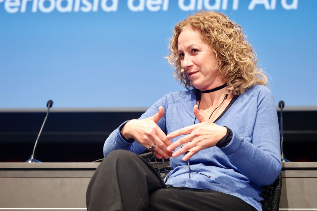 BCN_arxiu's tweet photo. Patrícia Lloveras, responsable de l'#Arxiu del @salutcat, exposa els terminis d'accés a la documentació que conté dades sobre salut i com s'han de conservar els #expedients que contenen aquest tipus de dades tan sensibles. #CongrésHistòriaBCN https://t.co/hXJGjsxtq6
