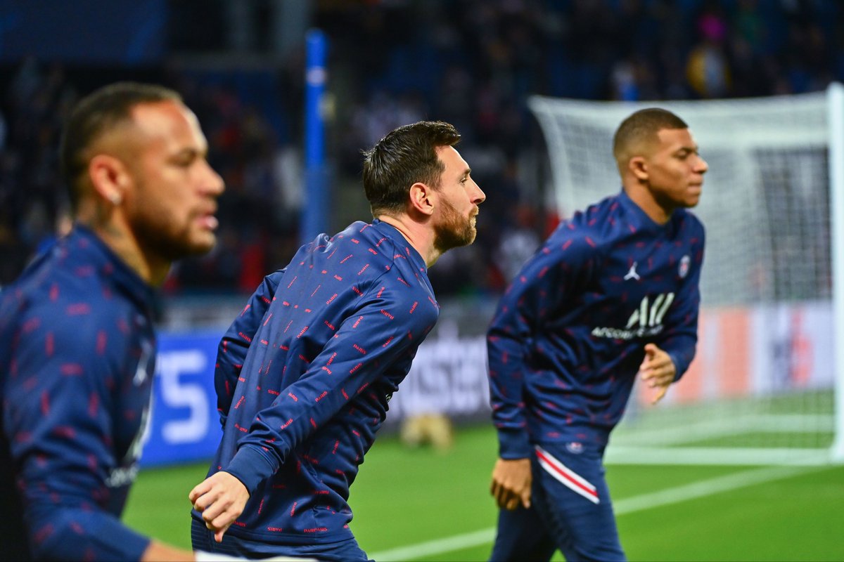 ActuFoot_'s tweet photo. Carragher : « Le PSG ne gagnera jamais la Ligue des champions avec Messi, il est en promenade. Les quatre équipes qui, je pense, peuvent gagner la Ligue des champions n'ont pas un seul touriste dans l'équipe. Le PSG en a trois. »

(CBS) https://t.co/ym8CVjuRg4