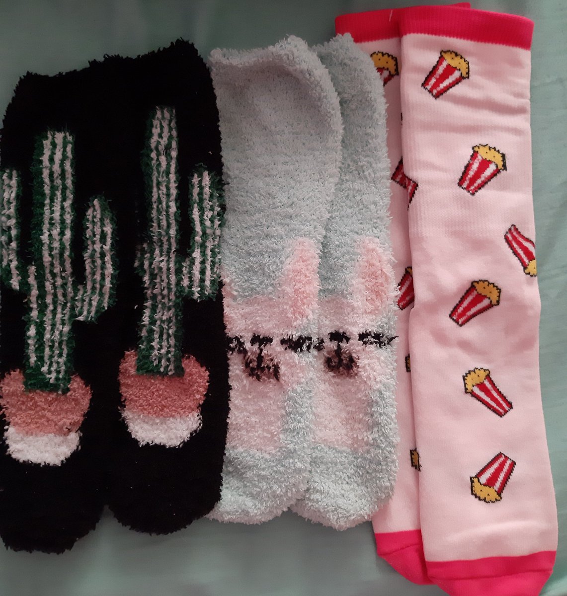 lenay_thecopico's tweet photo. Creo que empezaré una colección que se llame "Calcetines que compre porque me recuerdan a Lenay" jajajja ahora compre unos de palomitas xD #Lelepijamada (no tenían palomitas invisibles 😔) https://t.co/ZiEiiuHpKe