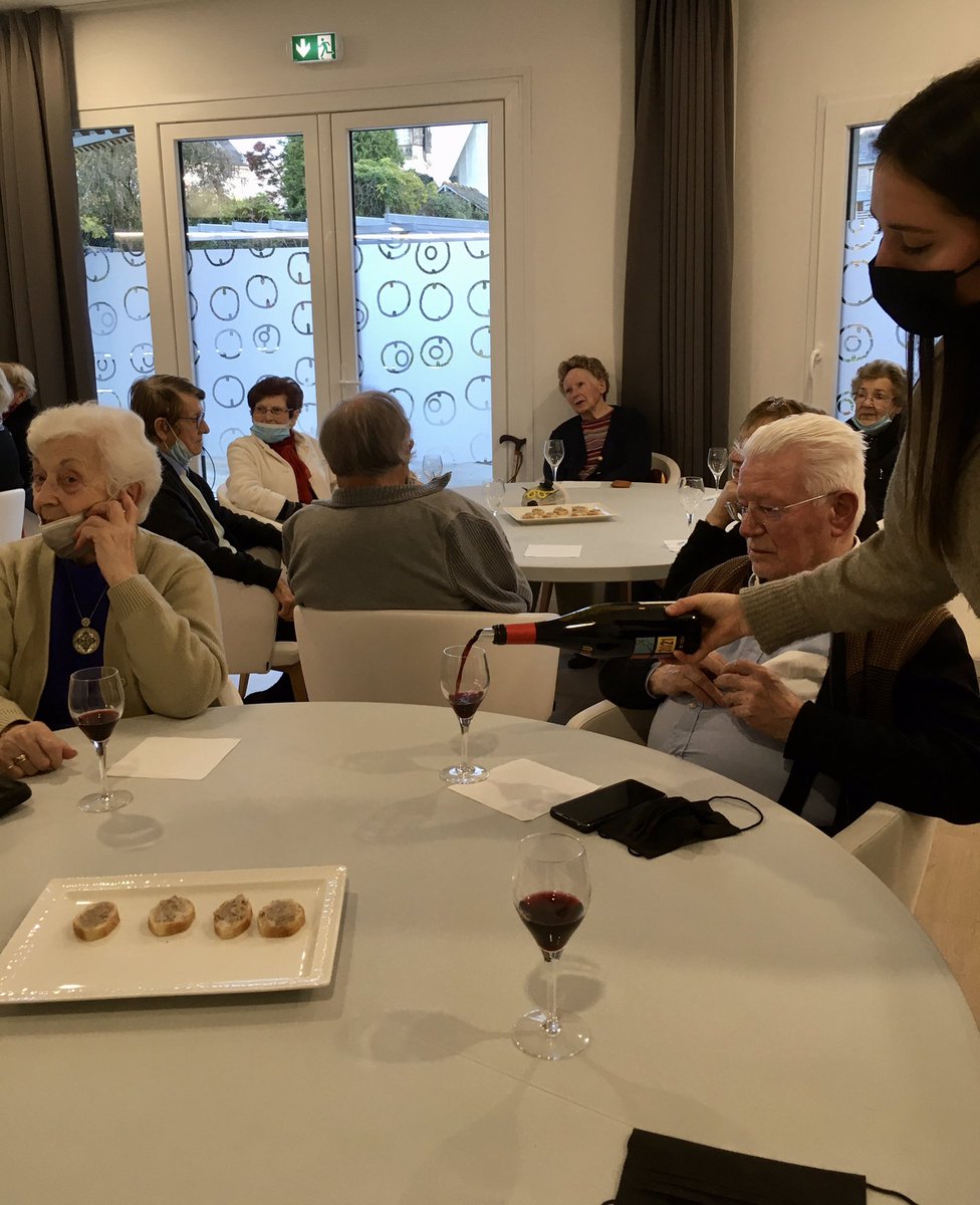 SenMordelles35's tweet photo. On fête le Beaujolais à @SenMordelles35 cette après-midi, dégustation de vins par Benoit notre partenaire caviste qui explique et conseille nos résidents @senioriales sur l’accord avec nos bons produits nationaux ! 🍷🧀 #seniors #beaujolaisnouveau2021 #degustation #cavavin https://t.co/cfooPMqhv3