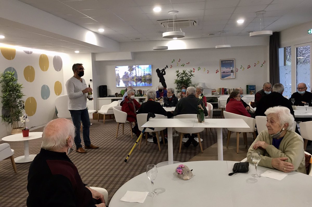SenMordelles35's tweet photo. On fête le Beaujolais à @SenMordelles35 cette après-midi, dégustation de vins par Benoit notre partenaire caviste qui explique et conseille nos résidents @senioriales sur l’accord avec nos bons produits nationaux ! 🍷🧀 #seniors #beaujolaisnouveau2021 #degustation #cavavin https://t.co/cfooPMqhv3